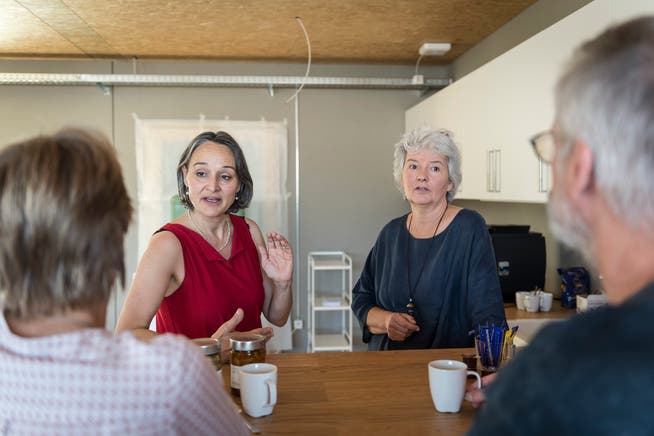 Cristina De Biasio (links) und Ulla Ahmann betreuen frühbetroffene Personen mit Demenz. (Bild: Hanspeter Schiess)