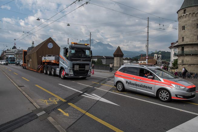 Der Schwertransport unterwegs auf der Seebrücke. (Bild: Dominik Wunderli, Luzern, 8. Juli 2019)