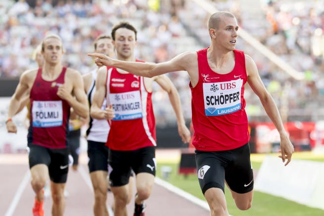 Bei der Athletissima von Lausanne läuft Jonas Schöpfer (rechts) die 800 Meter in 1:49,01, das ist seine drittbeste Zeit in seiner Karriere. Bild: Jean-Christophe Bott/Keystone (Lausanne, 5. Juli 2019)