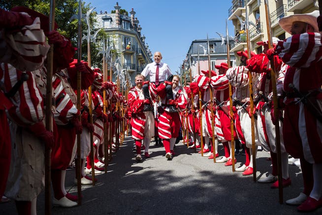 Bundespräsident Ueli Maurer lässt sich durch das Winzerfest in Vevey tragen. (Bild: Keystone)