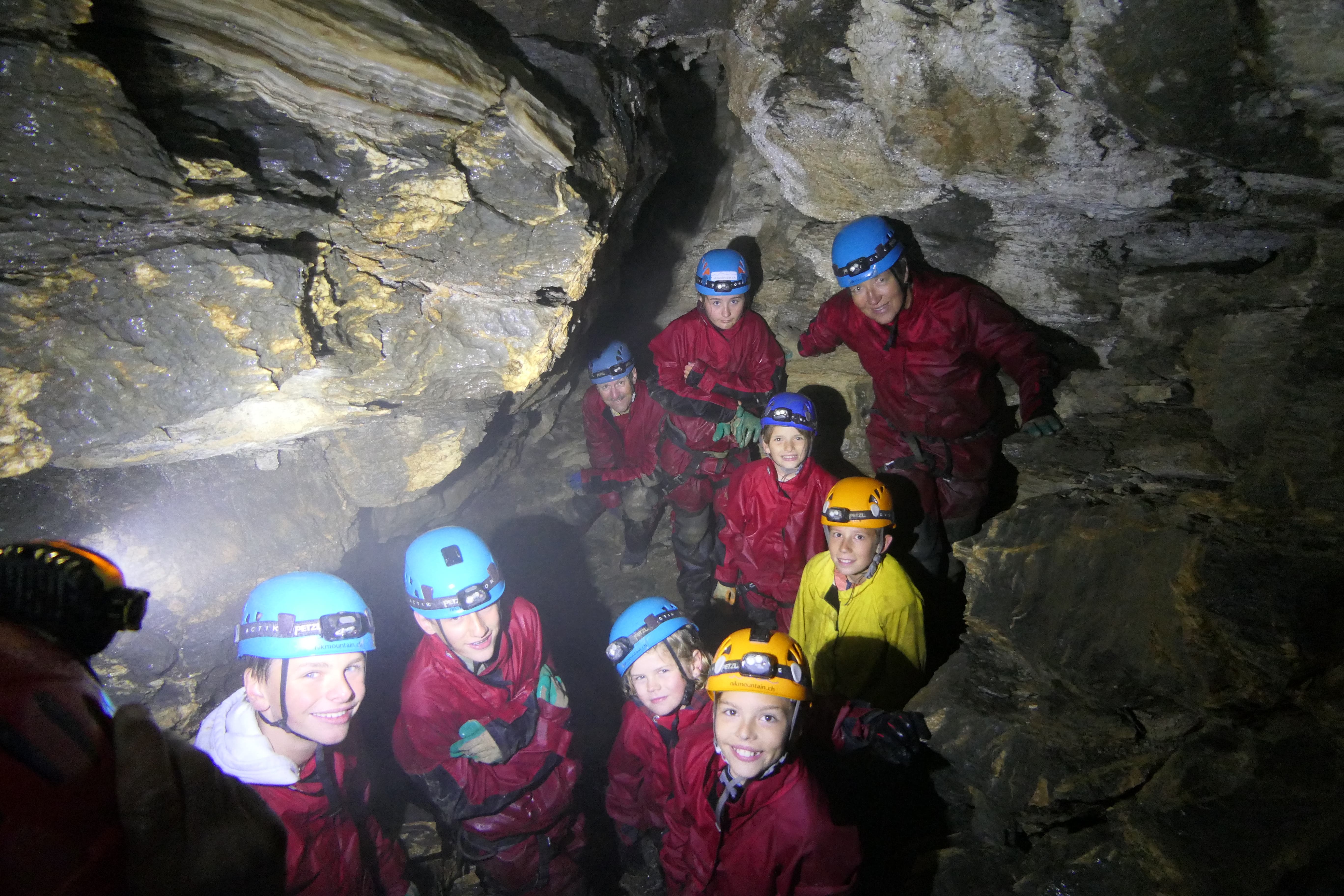 Gruppenfoto mitten in der Höhle – genial! (Bild: Zéline Odermatt, Melchsee-Frutt, 7. August 2019)