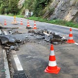 Strasse zwischen Brunnen SZ und Gersau nach Steinschlag gesperrt