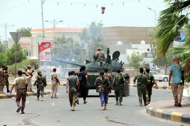 Beaffnete Kräfte der Separatistenbewegung kontrollieren die Strassen von Aden. (Bild: NAJEEB ALMAHBOOBI/Keystone)