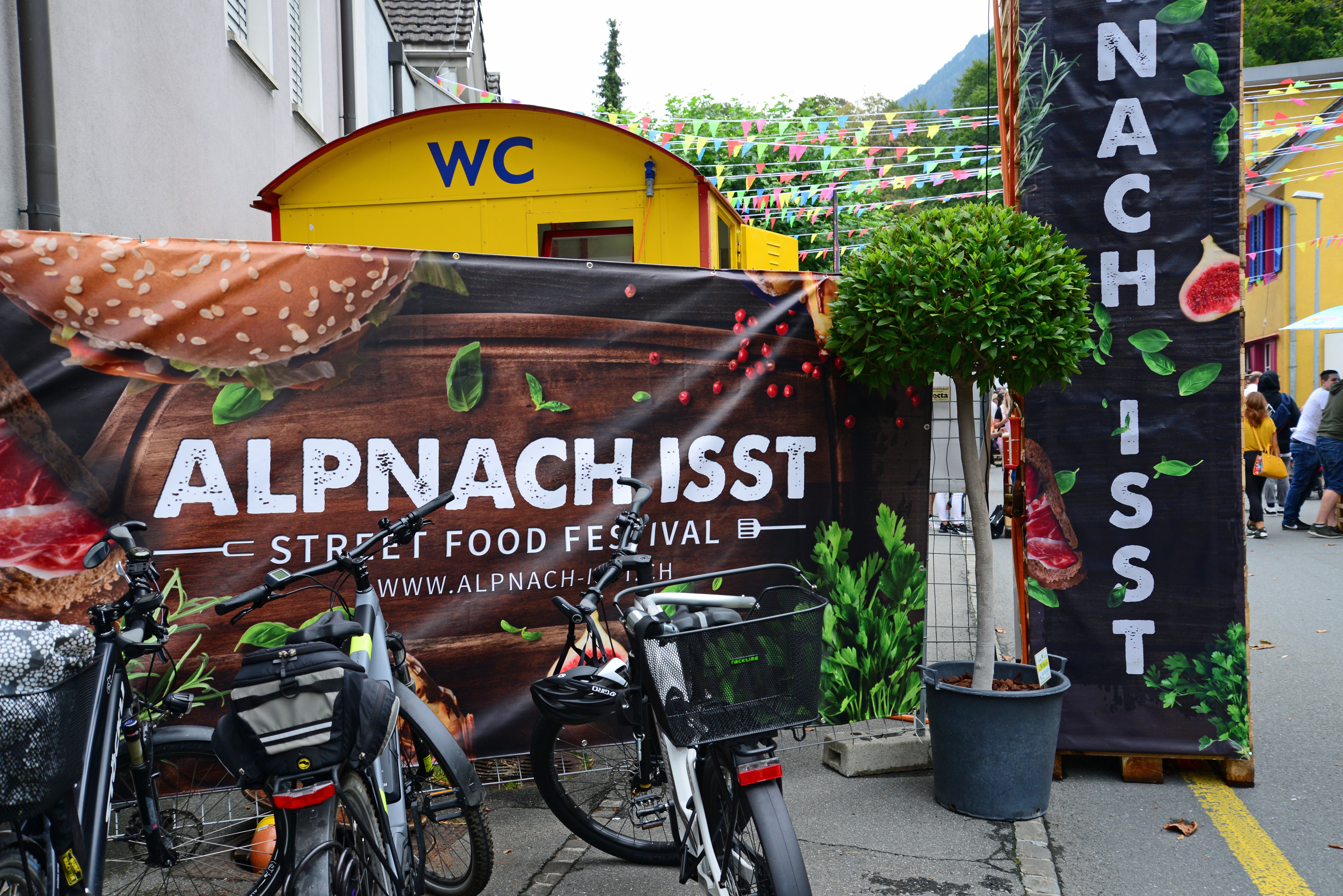 Am Samstag stieg die zweite Auflage des Streetfood-Festivals «Alpnach isst». (Bild Robert Hess, Alpnach, 10. August 2019)