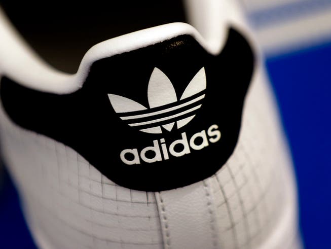 Bereits seit 70 Jahren gibt es nun die Sportmarke Adidas: ein Turnschuh (Archivbild). (Bild: KEYSTONE/AP/MATTHIAS SCHRADER)