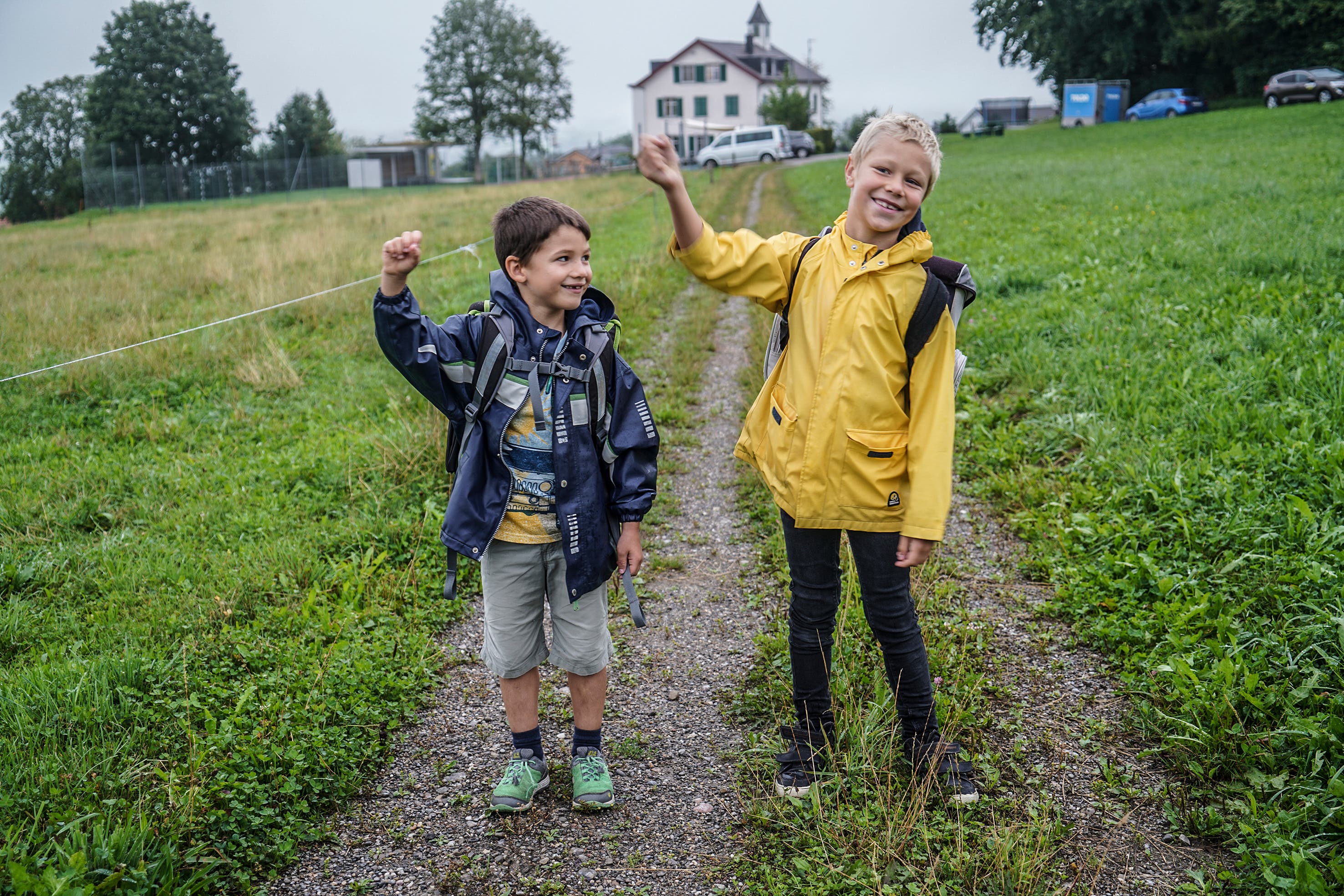Zum ersten Mal auf dem Weg in die Schule: Dario Herren und Fabian Wiedmer aus Tuttwil. (Bild: Maya Heizmann)