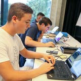 Lernende der Elektronikklasse bringen sich selbstständig Kenntnisse der Programmierung bei. (Bild: Christof Lampart)
