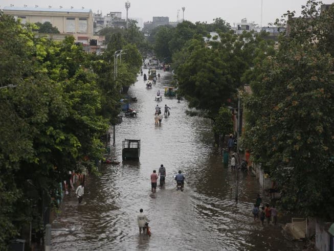 Eine überschwemmte Strasse in Ahmadabad im indischen Bundesstaat Gujarat. (Bild: Keystone/AP/AJIT SOLANKI)