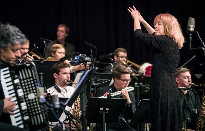 Maria Schneider dirigiert die Bigband des Jazzfestivals Generations 2018 im Frauenfelder Casino. (Bild: Reto Martin, 7. Oktober 2018)