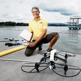 Badmeister Hesham Sami zeigt die rund 3 Kilogramm schwere Drohne, an der die «Badenudel» angebracht ist. (Bild: Stefan Kaiser, Hünenberg, 13. August 2019)