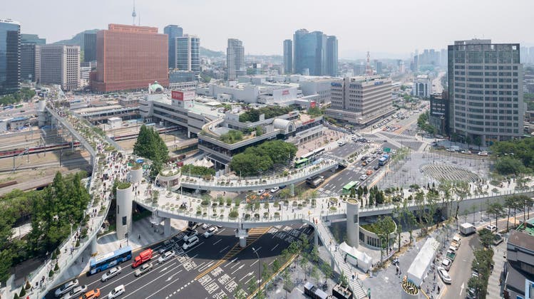 Fussgänger first: In Seoul wurde ein Highway in einen Skygarden umgewandelt. Bild: Ossip van Duivenbode