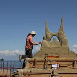 Ile Karlis aus Riga, Lettland, formt an seiner Sandskulptur auf der Arionwiese. (Bild: Sheila Eggmann)