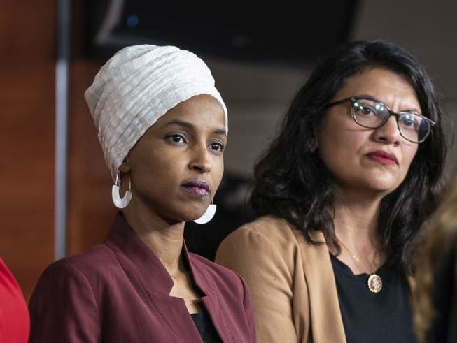 Die beiden demokratischen Abgeordneten Ilhan Omar (l.) and Rashida Tlaib sind die ersten Musliminnen im US-Parlament. (Bild: Keystone/EPA/JIM LO SCALZO)
