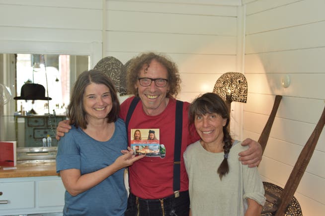 Verena Schneider (links) vom «boox»-Verlag mit dem Kunsthandwerkduo «Ziithof» Carol Cecchinato und Thomas Urben. (Bild: Simon Huber)