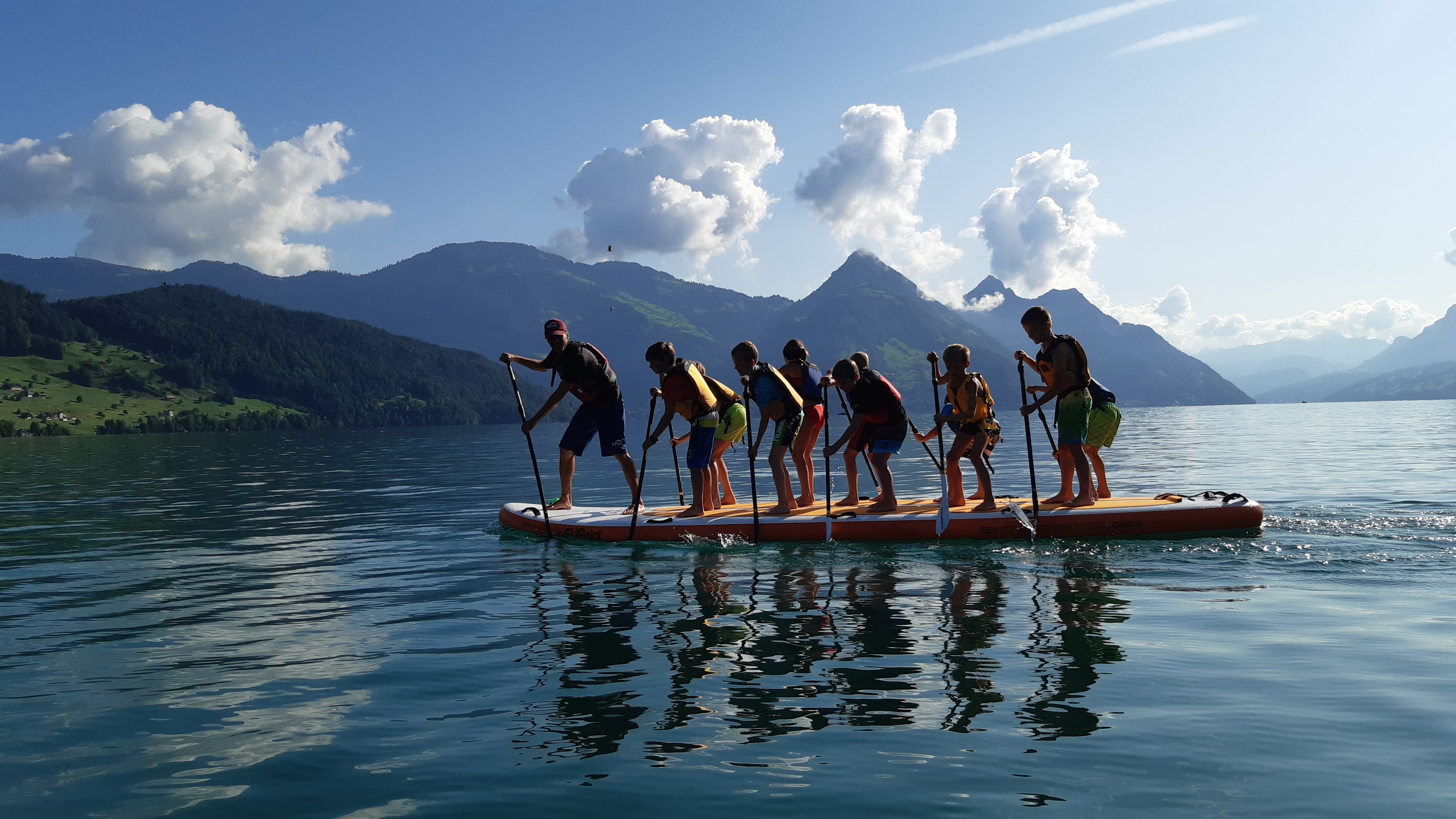 Die Teilnehmer des Stand-up-Paddling-Kurses hatten am eine Menge Spass. (Bild: Ferienpass Nidwalden, Buochs, 14. August 2019)