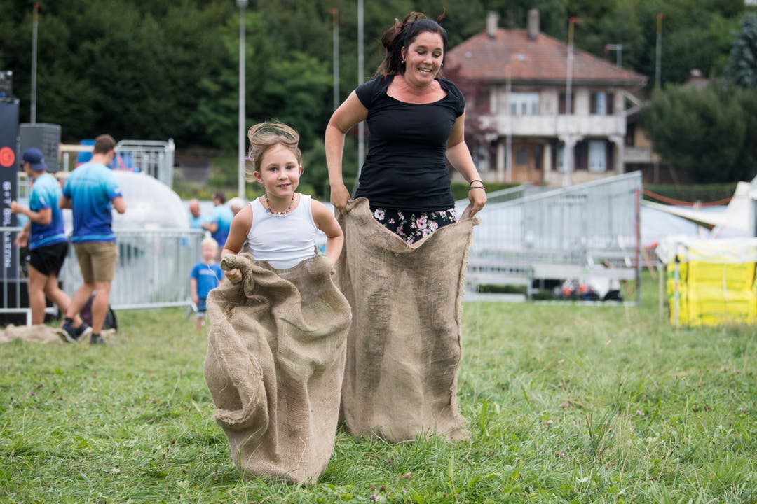 Auch die Eltern zeigen beim Sackhüpfen vollen Einsatz. (Bild: Eveline Beerkircher, Sempach, 17. August 2019)