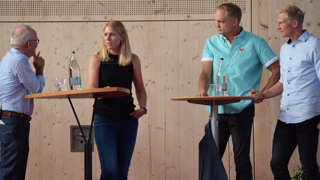 Ein ehemaliger Lehrer und vier ehemalige Schüler in Hüttwilen: Hansjörg Enz befragt die Sportler Vanessa Wellauer, Stefan Angehrn und Partick Wägeli. (Bild: Evi Biedermann)