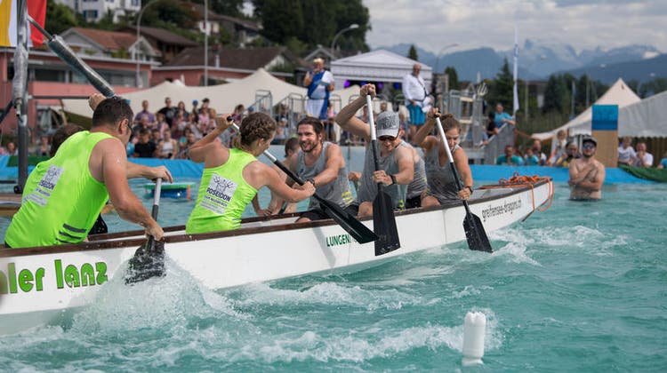 Das Team Neuenkirch kämpft an den Poseidon-Seefestspielen gegen das All-Stars-Ruderteam. (Bild: Eveline Beerkircher, Sempach, 17. August 2019)