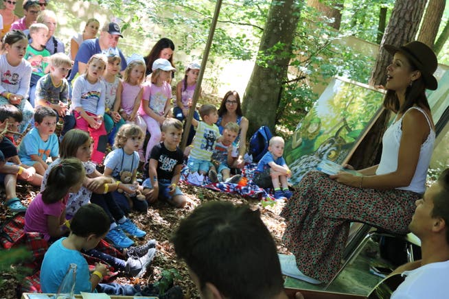 Melanie Oesch erzählt im Wald eine Geschichte. (Bild: Markus Bösch)