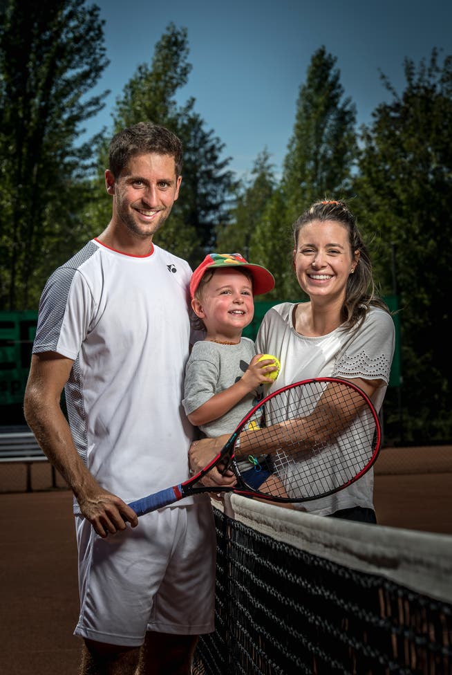 Sandro Ehrat mit Freundin Simona Messora und Sohn Liam in Schaffhausen. (Bild: Michel Canonica)