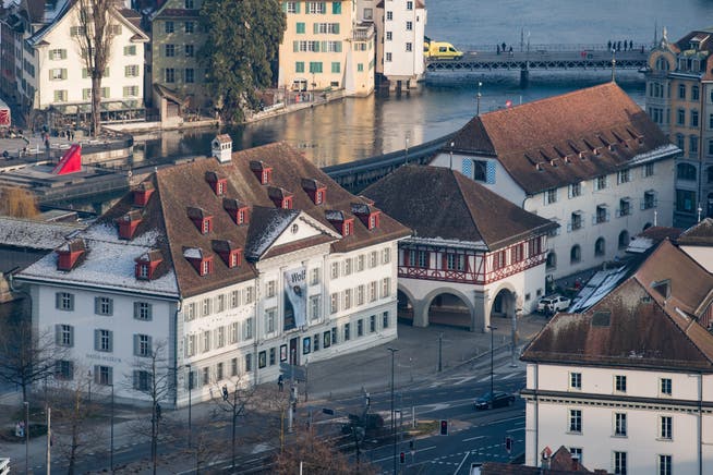 Das Naturmuseum (links) und das Historische Mueum in der Stadt Luzern. (Bild: Boris Bürgisser, 22. Januar 2018)