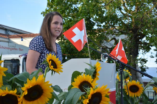Vor dem Auholzsaal in Sulgen hält Nina Schläfli die Festrede zum 728. Geburtstag der Schweiz. (Bild: Monika Wick) 