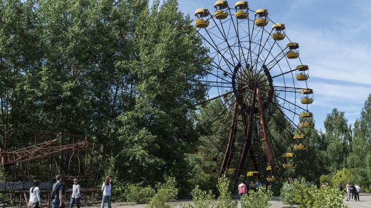 Spuren der Vergangenheit: Das rostige Riesenrad in der Geisterstadt Prypjat unweit des Unglückreaktors von Tschernobyl ist ein beliebtes Fotosujet für Touristen. (Bild: Brendan Hoffman/Getty, 2. Juli 2019)