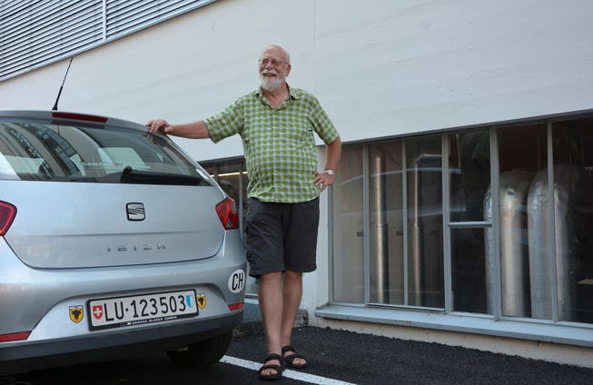 Alois Kluser mit den beiden Uristieren am Heck seines Fahrzeuges. (Christian Tschümperlin, 5. Juli 2019, Altdorf)