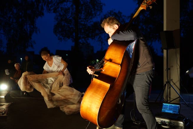 Performance mit Lika Nüssli und Marc Jenny am Sommerfest der Kulturstiftung Thurgau. (Bilder: Dieter Langhart, 20.8.2019)