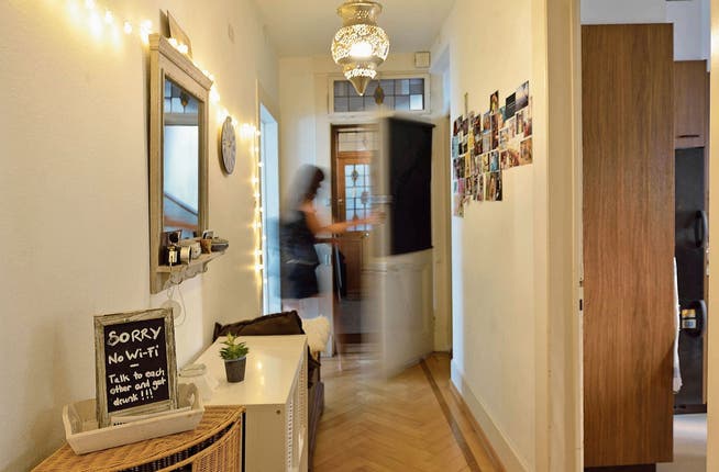 Blick in eine von mehreren hundert Luzerner Wohnungen, deren Mieterin ihr Zuhause über Airbnb anbietet. (Bild: Nadia Schärli, 28. August 2016)