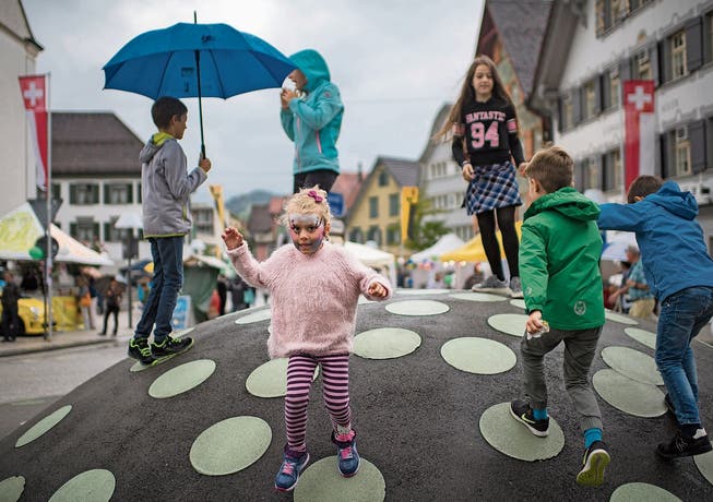 Mit Schirm und Regenjacke: 2018 hingen dunkle Wolken über dem Strassenfest. Bild: Benjamin Manser