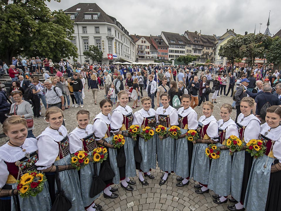 Die Ehrendamen posieren beim traditionellen Fahnenempfang der Verbandsfahne des Eidgenössischen Schwinger Verbands auf dem Landsgemeindeplatz in Zug. (Bild: KEYSTONE/URS FLUEELER)