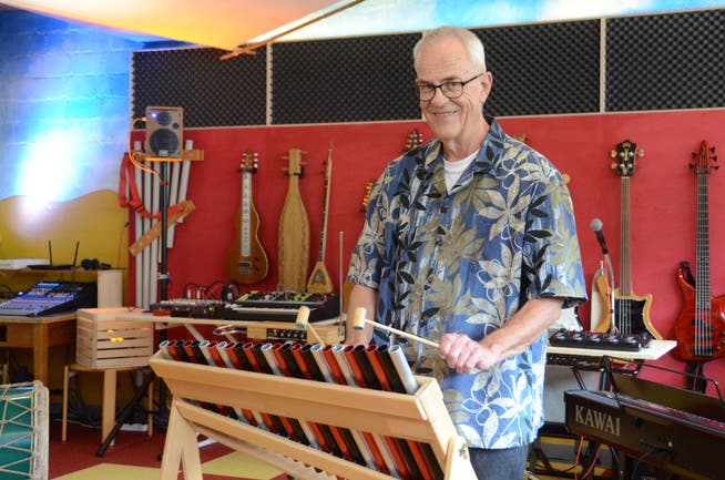 Hansheiri Haas spielt im Klangspielraum auf seinem selbstgebauten Röhrophon. (Bild: Corinne Hanselmann)