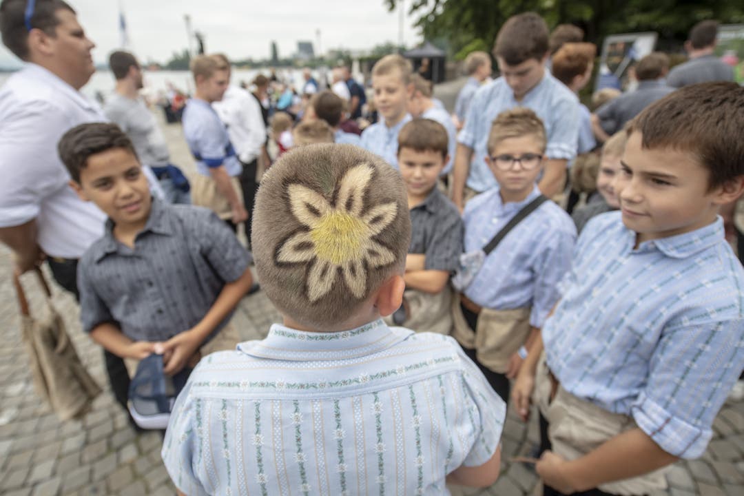 ... auf der anderen Seite trägt er eine Edelweiss-Blüte auf dem Kopf. (Bild: KEYSTONE/Urs Flüeler, 23. August 2019)