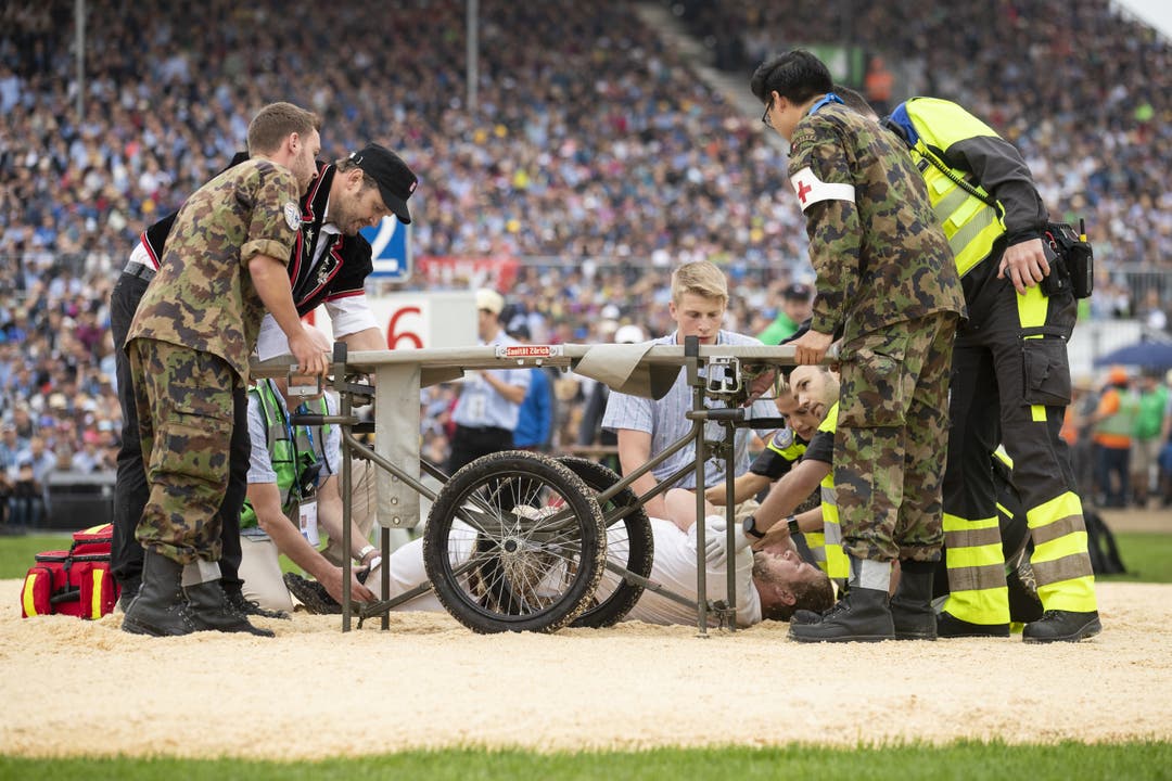 Dominik Streiff liegt verletzt am Boden. (Bild: KEYSTONE/Alexandra Wey, Zug, 24. August 2019)