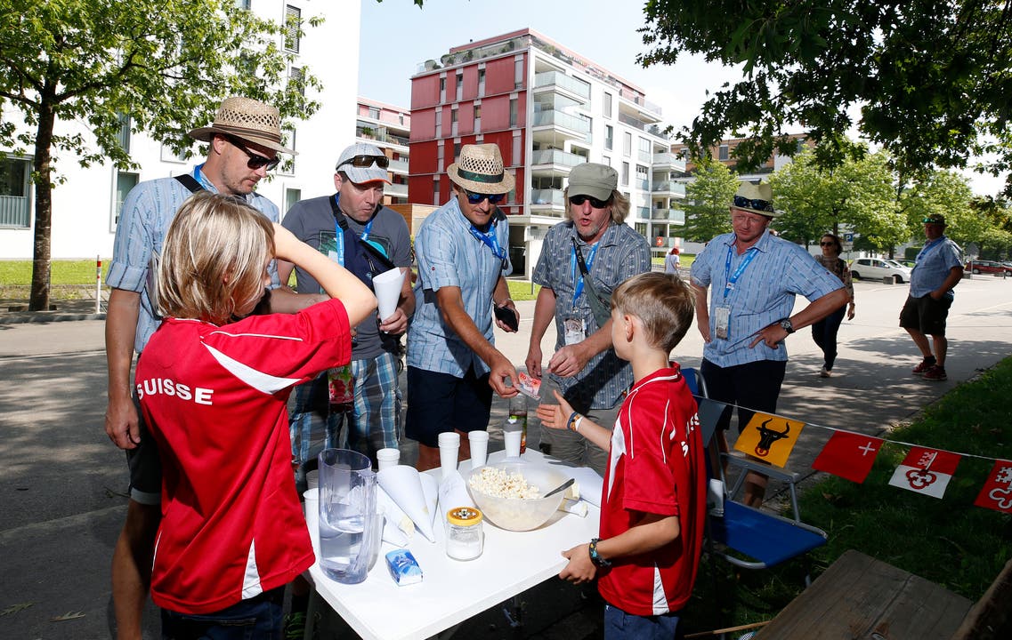 Kinder aus dem Herti-Quartier haben an der Eichwaldstrasse einen Sirup und Popcorn-Stand aufgebaut. (Bild: Stefan Kaiser, Zug, 24. August 2019)