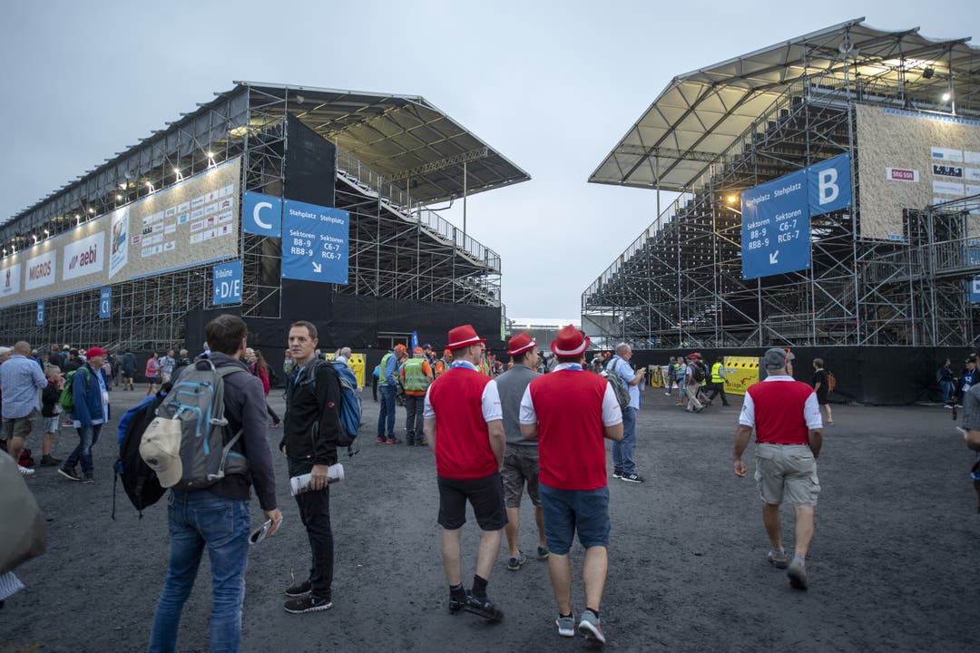 Die Festbesucher vor dem Start in der Arena. (KEYSTONE/Urs Flüeler, 24. August 2019)