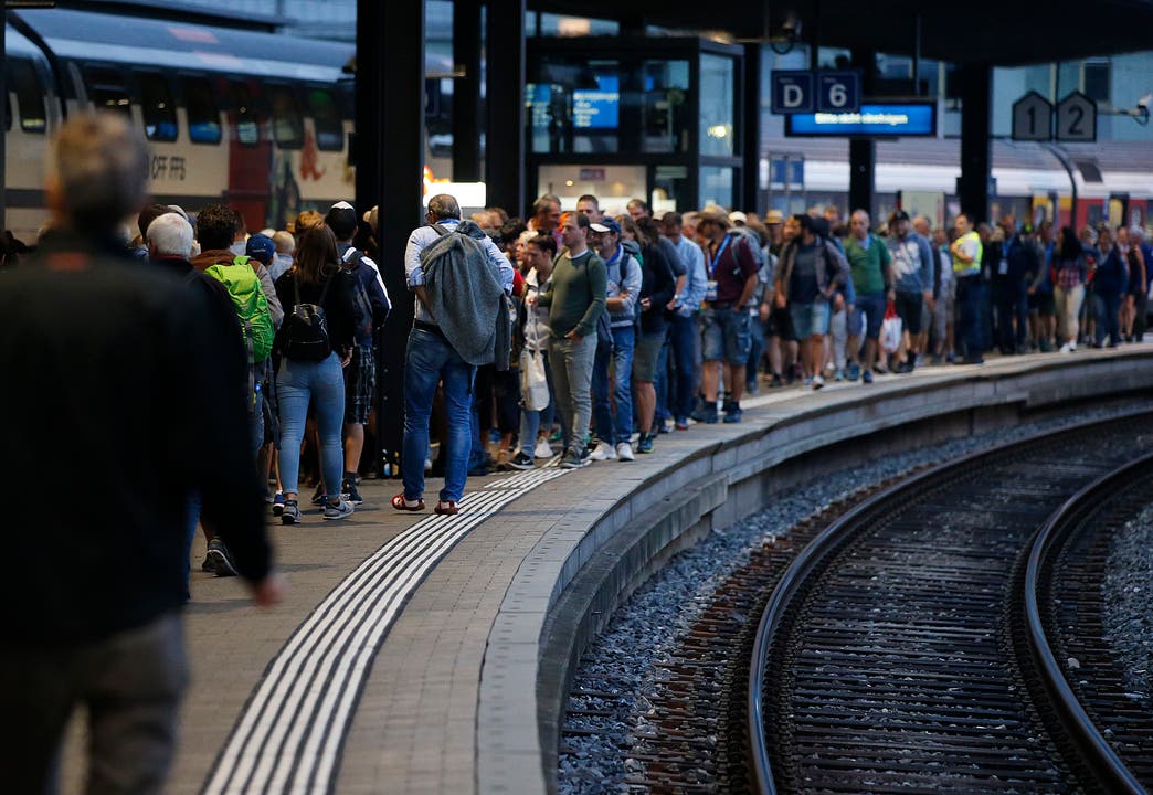 Anreise der Besucher am Samstag Morgen in Zug. (Bild: Stefan Kaiser, 24. August 2019)