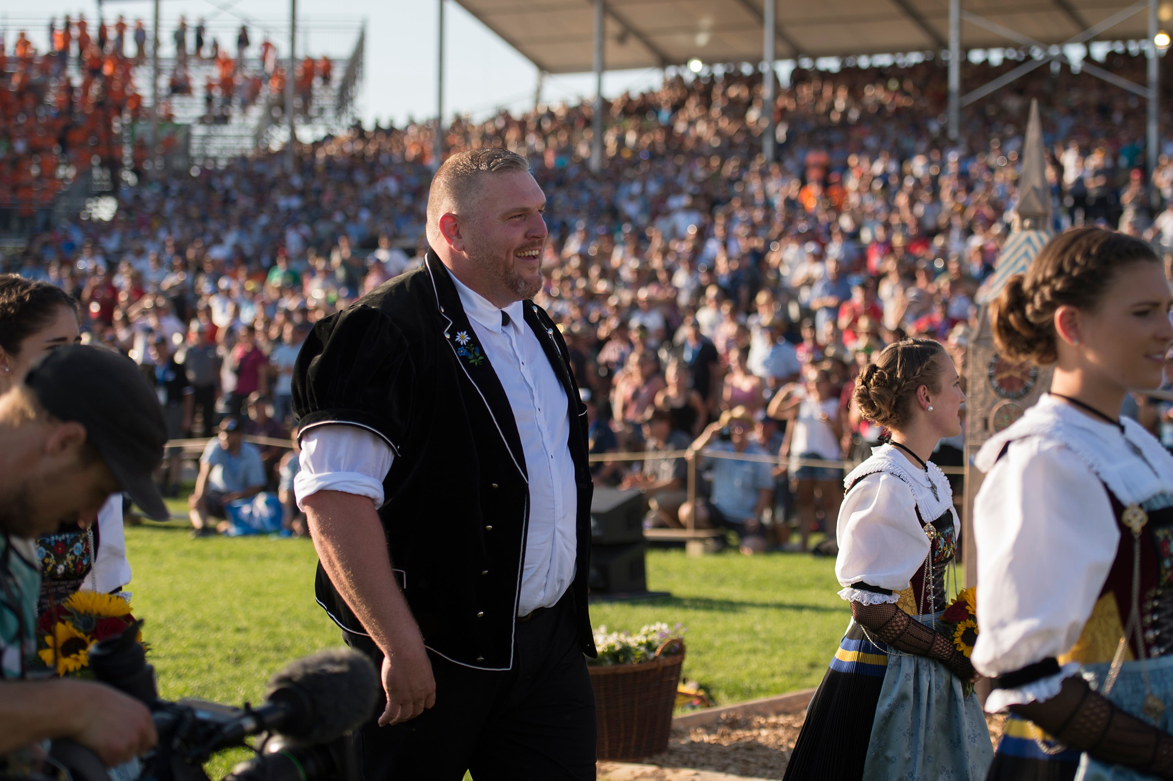 Ein frisch geduschter und frisch gebackener König: Christian Stucki hat allen Grund zum Lachen. (Bild: Maria Schmid, Zug, 25. August 2019)