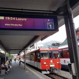 Die Zentralbahn ist teilweise noch mit altem Rollmaterial unterwegs. Eine Ersatzkomposition fährt in den Bahnhof Stans ein. (Bild: Matthias Piazza, 19. Juni 2018)