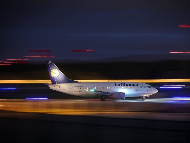 Eine Maschine der Lufthansa landet in Frankfurt: Das Passagiervolumen an deutschen Flughäfen ist gestiegen (Archivbild). (Bild: KEYSTONE/EPA/FREDRIK VON ERICHSEN)