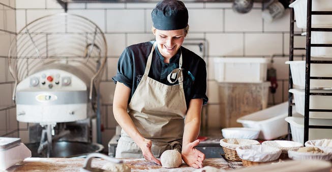 Weniger Jugendliche wollen eine Bäcker-Konditor-Confiseur-Lehre antreten. Die Zahl der Angestellten in der Branche sinke aber kaum.Bild: Getty Images