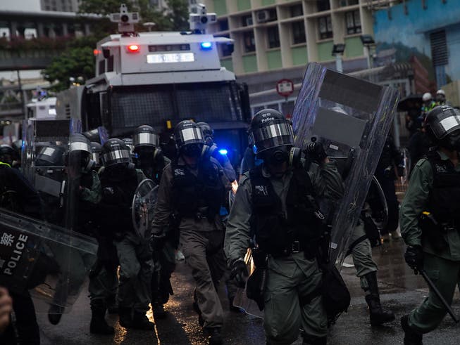 Die Polizei setzt bei gewaltsamen Zusammenstössen mit Demonstranten in Hongkong zum ersten Mal Wasserwerfer ein. Ein Polizist gab mindestens einen Schuss ab . (Foto: Jerome Favre/EPA) (Bild: KEYSTONE/EPA/JEROME FAVRE)
