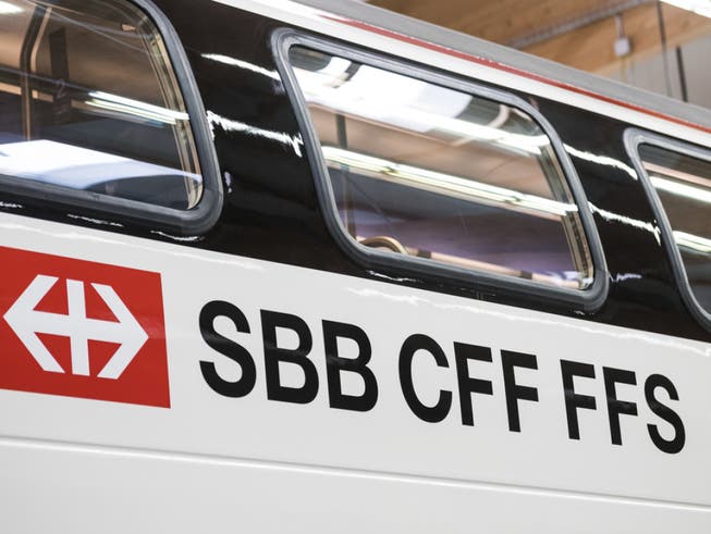 Das Bundesamt für Verkehr (BAV) findet, der Wegfall von Halten von SBB-Zügen im Verspätungsfall diene in vernünftiger Weise der Erfüllung der Betriebspflicht. (Bild: Keystone/ADRIEN PERRITAZ)