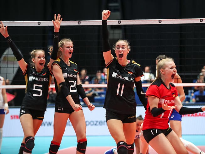 Die deutschen Volleyballerinnen freuen an der EM über den 3:2-Coup gegen Rekordchampion Russland (Bild: KEYSTONE/EPA/MARTIN DIVISEK)