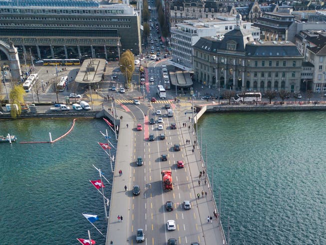 Das Verkehrsaufkommen auf der Seebrücke hat sich innert weniger Jahre um sechs Prozent reduziert. (Bild: Boris Bürgisser, Luzern, 27. März 2019)