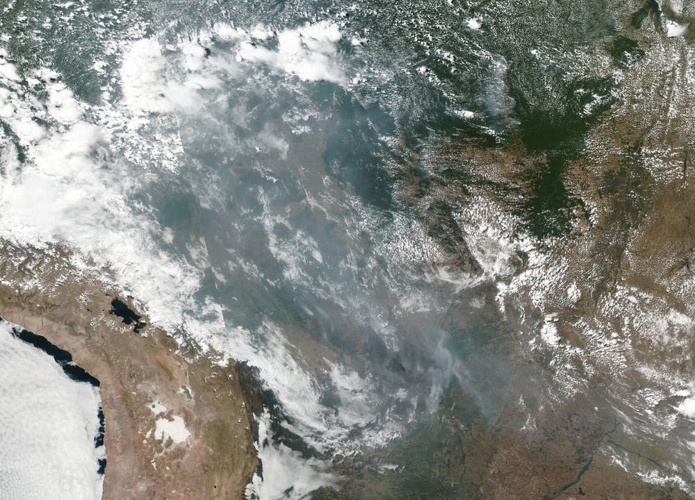 Auch vom Satelit aus ist der Rauch gut zu sehen. (Bild: keystone-sda.ch)