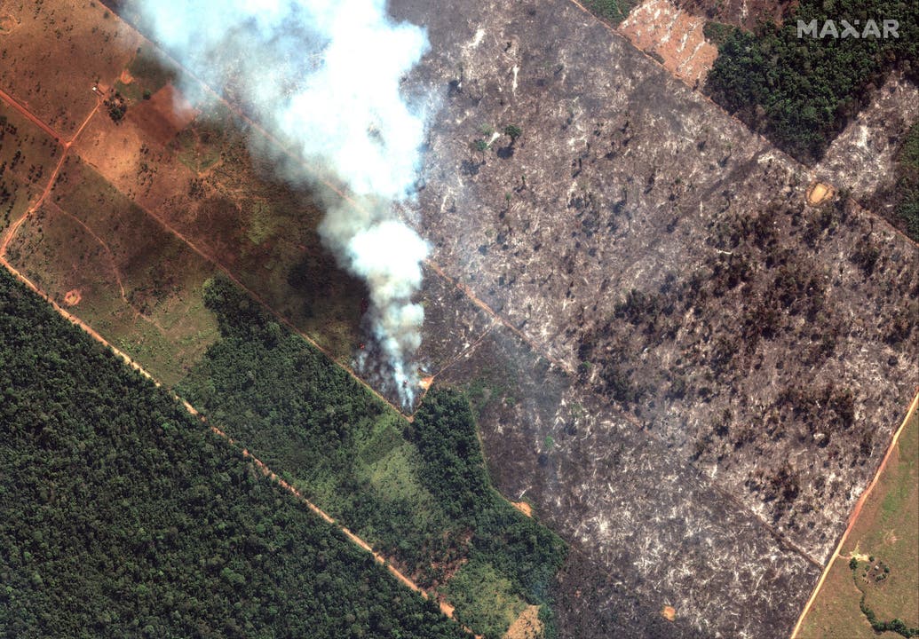 Auch das ist ein Satelitenbild, dass das Feuer zeigt. (Bild: keystone-sda.ch)