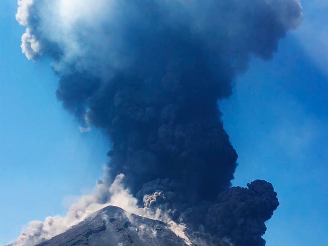 Der heftige Vulkanausbruch auf der Stromboli-Insel hat bisher keine Verletzten gefordert. (Bild: KEYSTONE/AP/MARTA CARPINELLI)