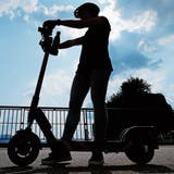 Auch wenn das Fahren spassig ist: E-Scooter können auch ein Verkehrshindernis darstellen. (Bild: Stefan Kaiser, Zug, 15. Juli 2019)